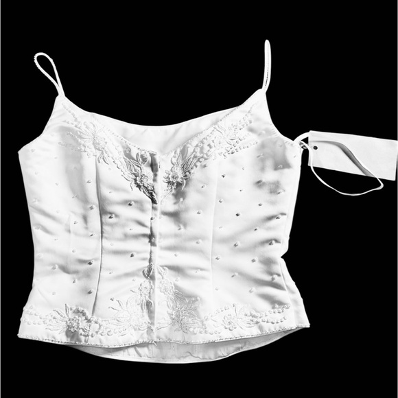 Elegant White Embroidered Camisole - Picture 4 of 16